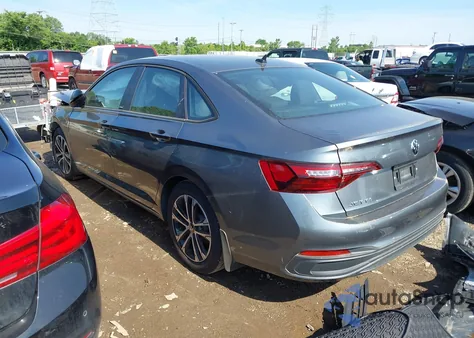 2024 Volkswagen Jetta 1.5T Sport z USA, uszkodzony, nr VIN 3VWBM7BU2RM084111